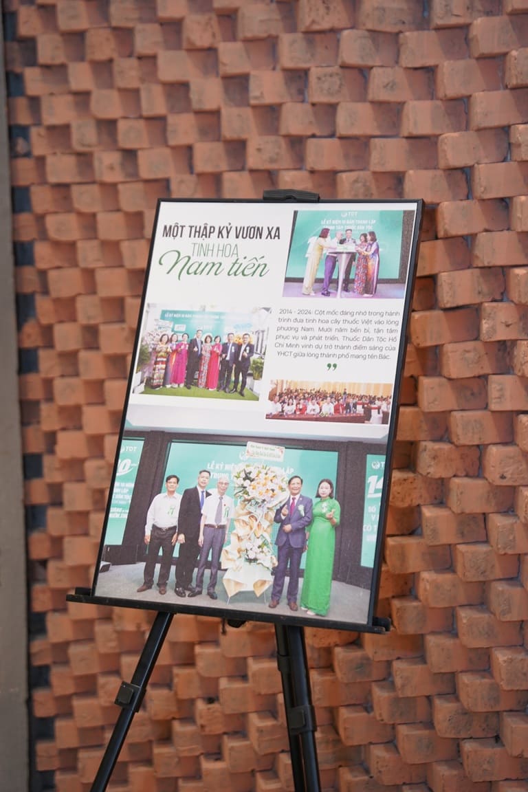 Mỗi bức ảnh trong triển lãm là một câu chuyện trong hành trình 15 năm đầy ý nghĩa