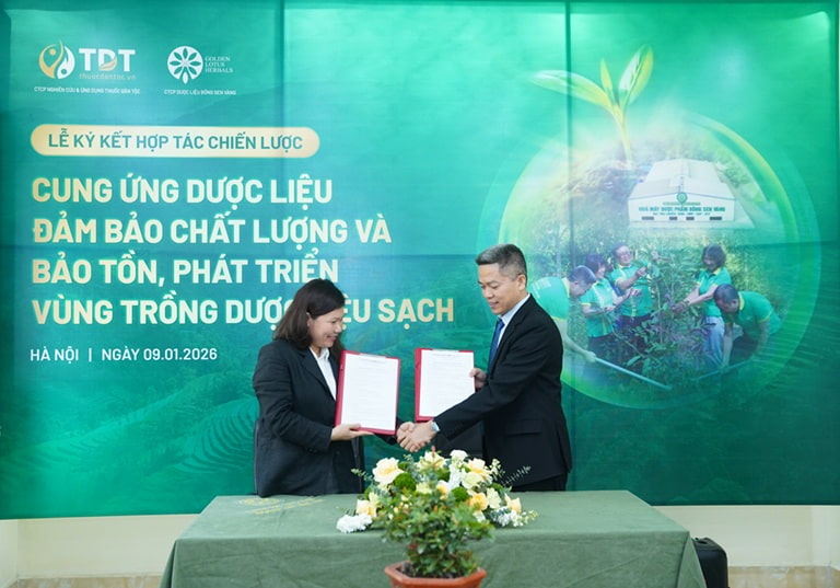 Ông Nguyễn Quang Hưng đại diện Trung tâm Thuốc dân tộc trao và nhận văn bản ký kết