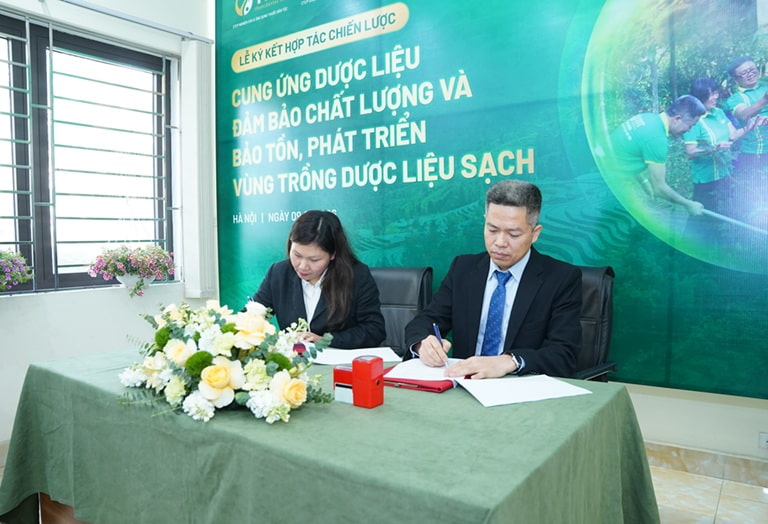 TGĐ Trung tâm Thuốc dân tộc và TGĐ Công ty Cổ phần Dược liệu Bông Sen Vàng cùng tham gia ký kết