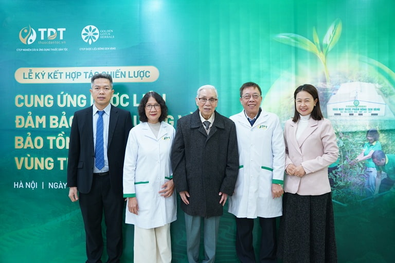 Đại diện Trung tâm Thuốc dân tộc tham dự lễ ký kết hợp tác chiến lược với Công ty Cổ phần Dược liệu Bông Sen Vàng