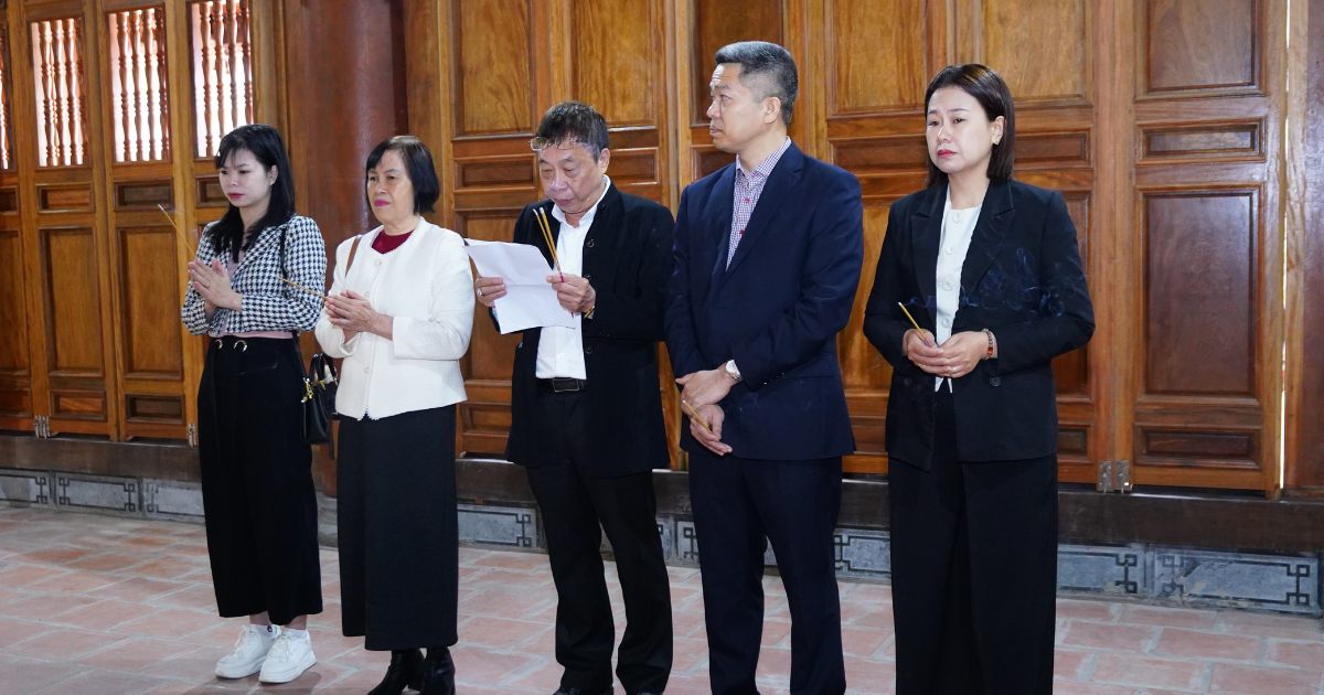 Đoàn Trung tâm thuốc Dân Tộc dâng hương ở khu di tích Hải Thượng Lãn Ông