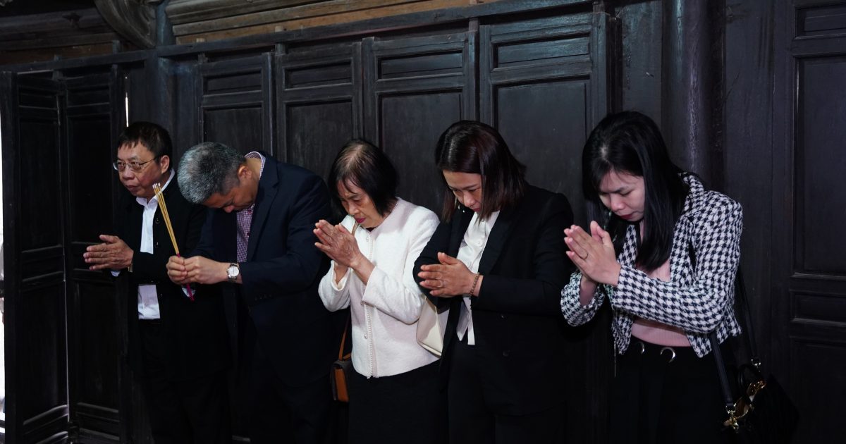 Đoàn Trung tâm thuốc Dân Tộc dâng hương ở nhà thờ tổ dòng họ Lê Hữu