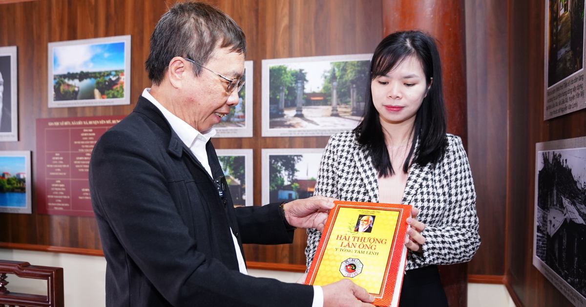 Đoàn Trung tâm thuốc Dân Tộc thăm quan ở khu di tích Hải Thượng Lãn Ông