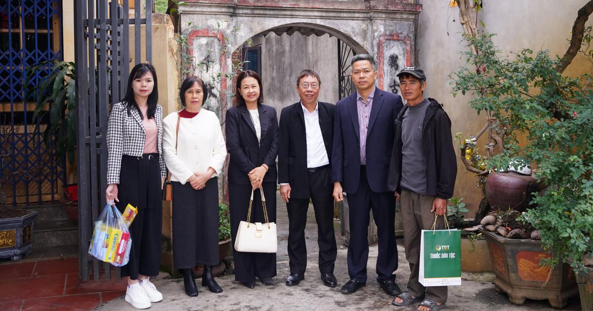 Đoàn Trung tâm thuốc Dân Tộc có cuộc gặp gỡ với anh Lê Hữu Quang