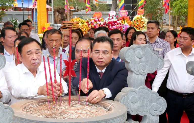 Đông đảo lãnh đạo Trung ương, địa phương và du khách về kính lễ