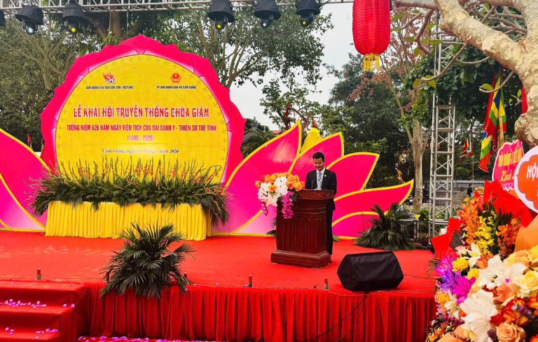 Ông Lê Duy Mạnh - Phó trưởng ban quản lý di tích Côn Sơn - Kiếp Bạc đọc diễn văn khai mạc lễ hội