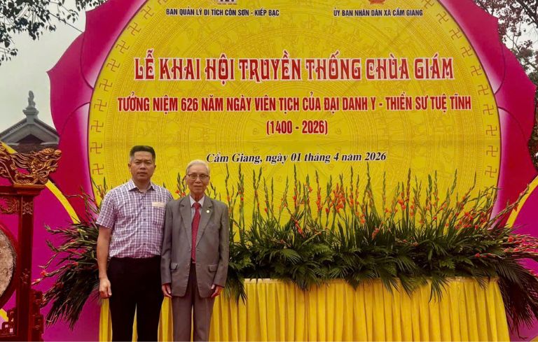 Tổng Giám đốc Thuốc Dân Tộc và Thầy thuốc ưu tú Nguyễn Đức Đoàn tham gia lễ dâng hương