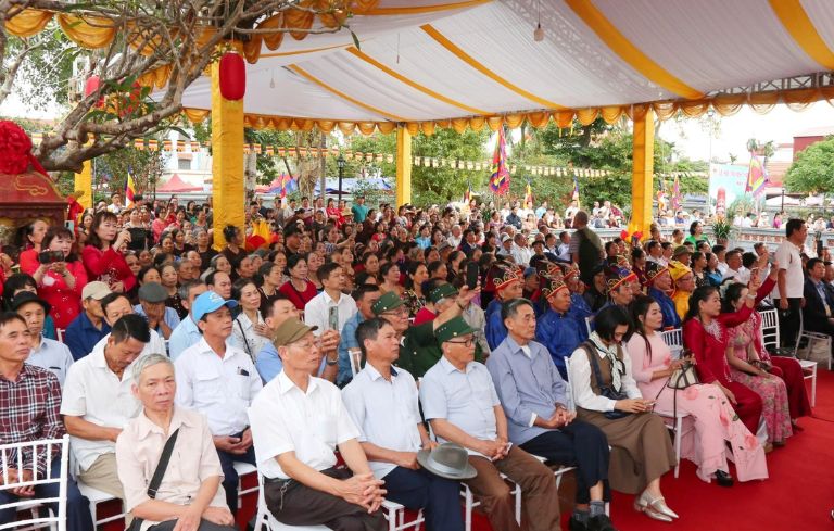 Đông đảo người dân tham dự