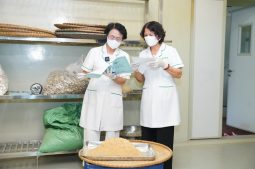 Bác sĩ Tuyết Lan, bác sĩ Nguyễn Thị Nhuần trực tiếp khảo sát quy trình sản xuất, chất lượng dược liệu tại nhà máy Bông Sen Vàng