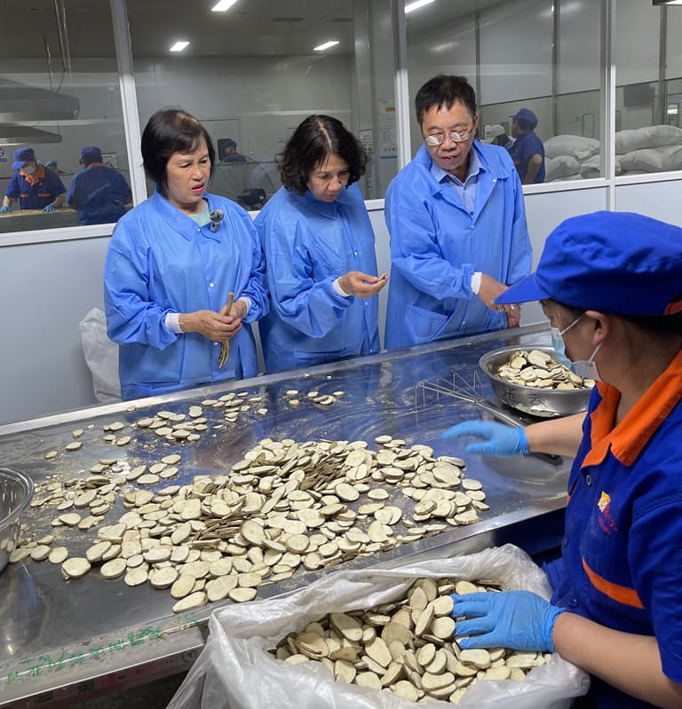 Các bác sĩ Thuốc dân tộc tự tay kiểm chứng từng vị thuốc Các bác sĩ Thuốc dân tộc tự tay kiểm chứng từng vị thuốc