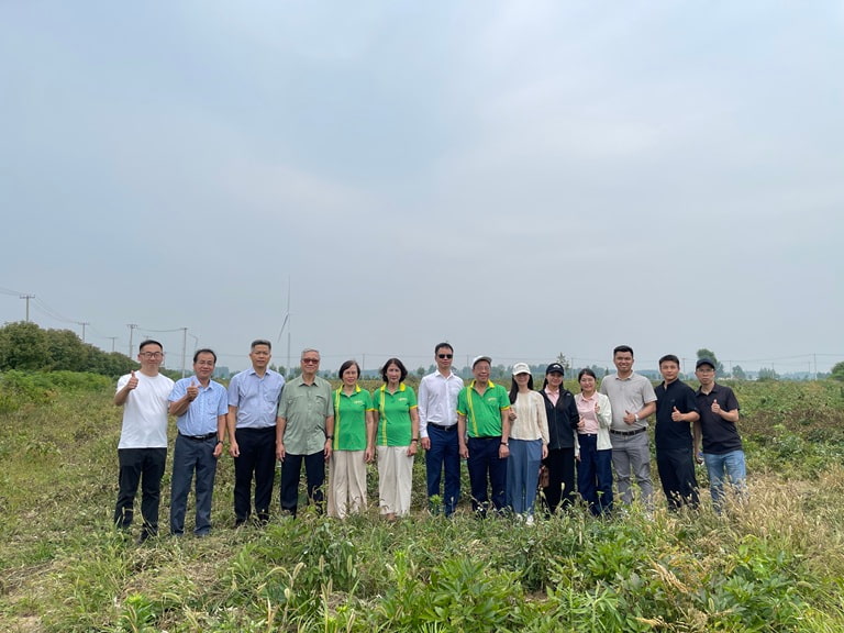 Đội ngũ bác sĩ và đoàn công tác trực tiếp đến thăm vùng trồng dược liệu bạch truật, bạch thược Đội ngũ bác sĩ và đoàn công tác trực tiếp đến thăm vùng trồng dược liệu bạch truật, bạch thược