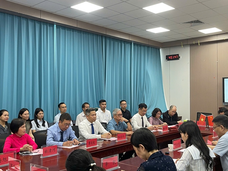 Cả 2 bên cùng trao đổi thẳng thắn chuyên môn, kinh nghiệm ứng dụng YHCT trong điều trị bệnh và chăm sóc sức khỏe