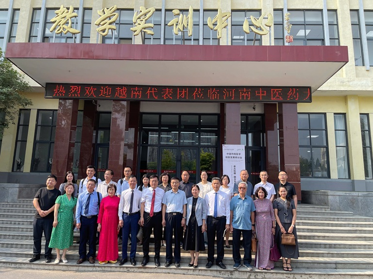 Đội ngũ bác sĩ Thuốc Dân Tộc đến thăm và làm việc tại Bệnh viện Trung Y Dược Hà Nam cơ sở 3, Trung Quốc