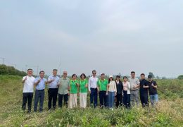 Đoàn công tác Thuốc dân tộc trong chuyến khảo sát vùng trồng bạch truật, bạch thược tại Bạc Châu, An Huy