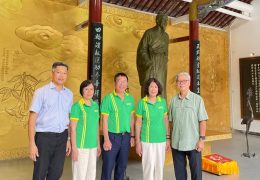 Đoàn công tác Trung tâm Thuốc dân tộc đến thăm đền thờ Danh y Hoa Đà