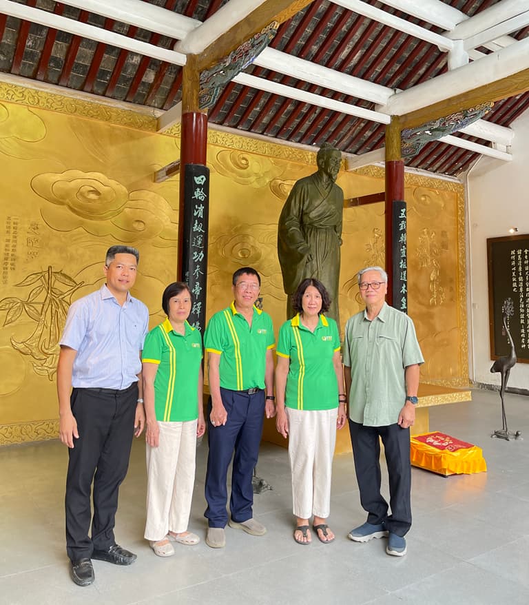 Đoàn công tác Trung tâm Thuốc dân tộc đến thăm đền thờ Danh y Hoa Đà