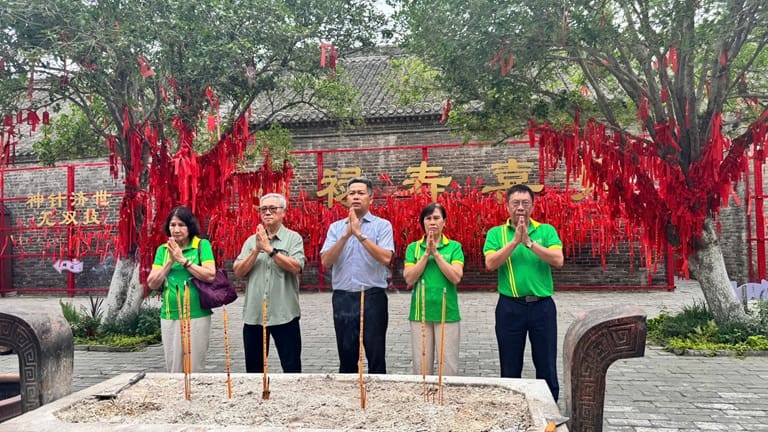 Đội ngũ bác sĩ, Ban lãnh đạo Trung tâm dâng hương trước đền