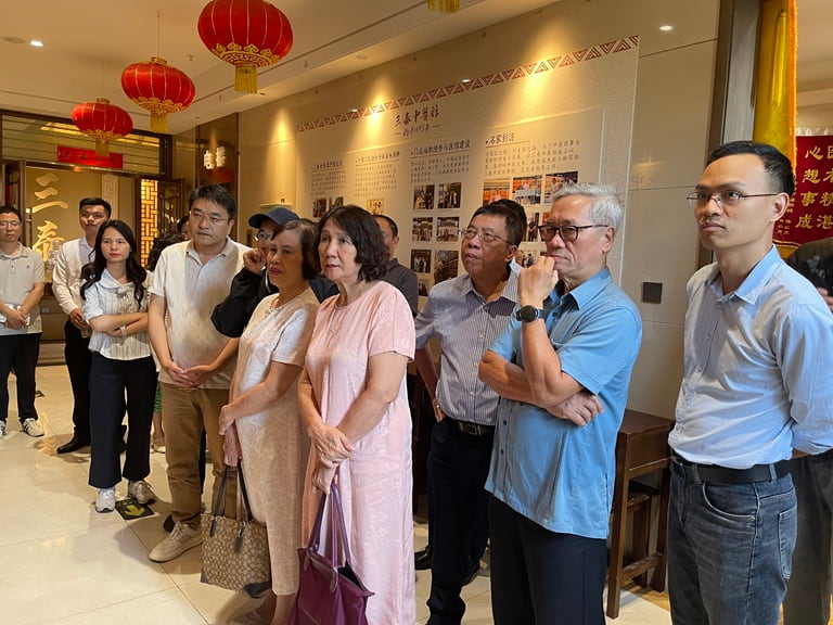 Đội ngũ bác sĩ tham quan mô hình phòng khám