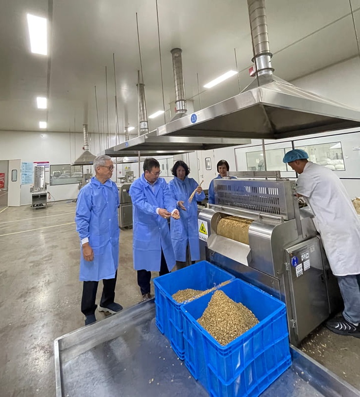 Tham quan, đánh giá từng khâu trong quy trình sản xuất dược liệu Bắc tại 2 nhà máy dược liệu ở Bạc Châu