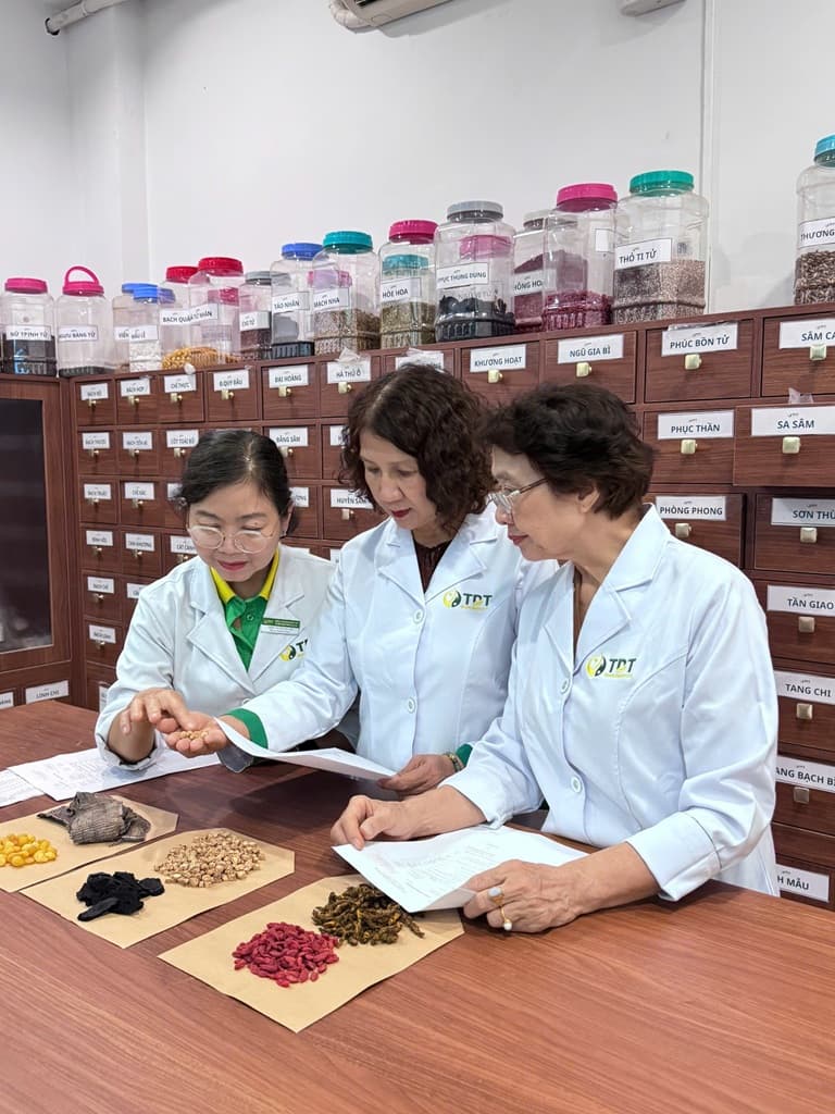 Đội ngũ bác sĩ chuyên môn khảo sát, thống nhất quy chuẩn đánh giá, lựa chọn dược liệu Đội ngũ bác sĩ chuyên môn khảo sát, thống nhất quy chuẩn đánh giá, lựa chọn dược liệu