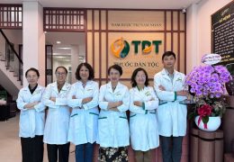 Bác sĩ Tuyết Lan, Bác sĩ Nguyễn Thị Nhuần cùng bác sĩ Trần Hương Lan và đội ngũ bác sĩ Thuốc Dân Tộc Hồ Chí Minh