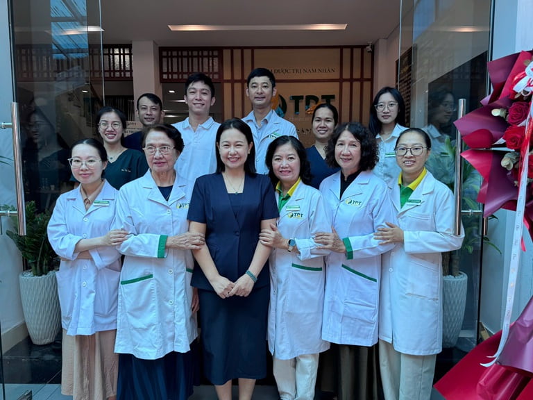 Đội ngũ chuyên gia, bác sĩ Thuốc Dân Tộc luôn sẵn sàng đồng hành cùng người bệnh trên hành trình chăm sóc sức khỏe Đội ngũ chuyên gia, bác sĩ Thuốc Dân Tộc luôn sẵn sàng đồng hành cùng người bệnh trên hành trình chăm sóc sức khỏe