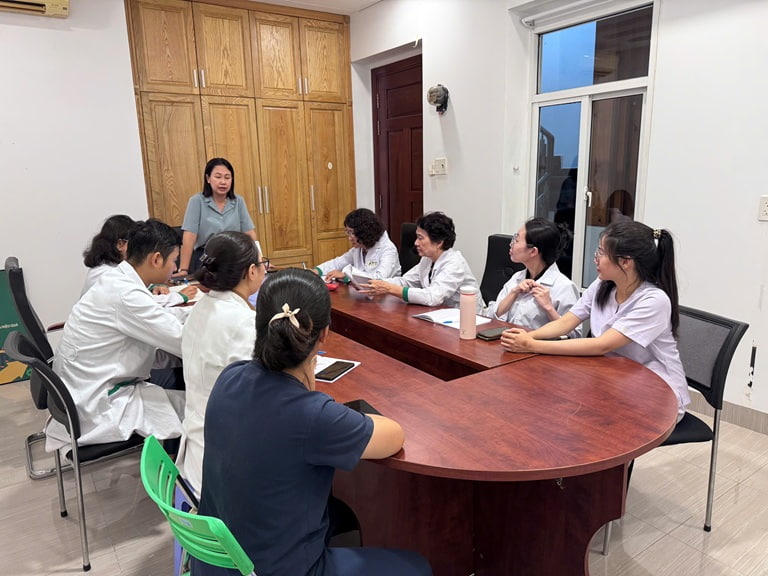 Ban lãnh đạo và đội ngũ bác sĩ chuyên môn đã họp thống nhất quy trình, quy chuẩn trước khi cơ sở mới đi vào hoạt động Ban lãnh đạo và đội ngũ bác sĩ chuyên môn đã họp thống nhất quy trình, quy chuẩn trước khi cơ sở mới đi vào hoạt động