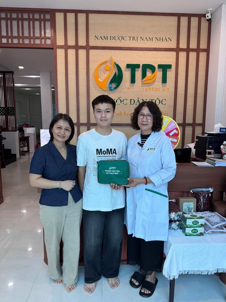 Bệnh nhân đến thăm khám, nhận quà nhân ngày khai trương Bệnh nhân đến thăm khám, nhận quà nhân ngày khai trương